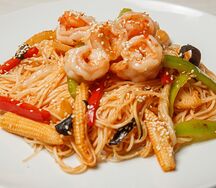 Яичная лапша с креветками в устричном соусе