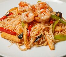Яичная лапша с креветками в соусе карри