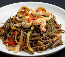 Лапша гречневая с морепродуктами в соусе карри