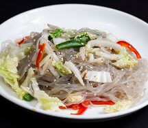 Бататовая лапша с овощами в устричном соусе