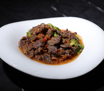 Жареная рисовая лапша с брокколи и помидорами