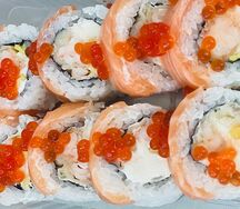 Ролл в ленте лосося