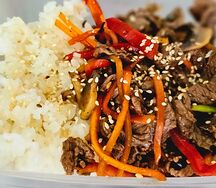 Говядина с овощами в кунжутном соусе
