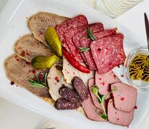 Мясные деликатесы