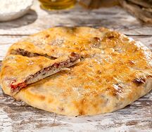Пирог Мясо, помидоры и зелень