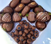 Клубника, финики, голубика в шоколаде 