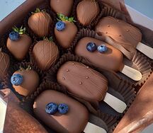 Клубника и эскимо со свежими ягодами 