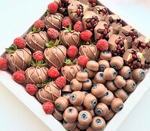 Клубника, гранат, голубика в шоколаде 