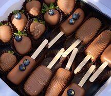 Клубника, банан, эскимо в шоколаде 