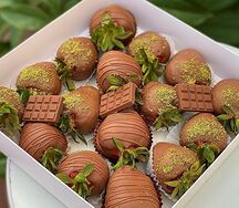 Клубника в шоколаде с фисташками 