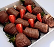 Клубника и банан в шоколаде 