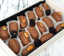 Финик с свежими ягодами 