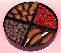 Клубника с ягодами и банан в шоколаде 