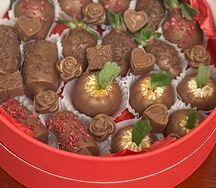 Клубника, мандарины и бананы в шоколаде 