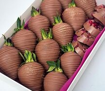 Клубника и гранат в шоколаде 