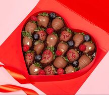 Клубника с ягодами 