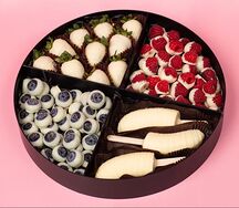 Клубника с ягодами, банан в шоколаде 