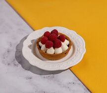 Тарталетка со свежими ягодами малины