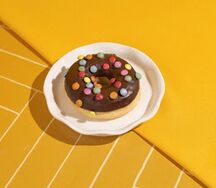 Донат в шоколадной глазури с драже