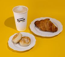 Капучино 400, сырники и круассан с малиной