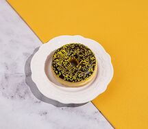 Донат с банановой начинкой