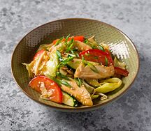 Овощной салат с копченой курицей