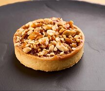 Сабле с соленой карамелью, орехом и франжипаном