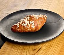 Круассан с миндальным кремом