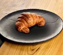 Круассан с малиновым конфитюром