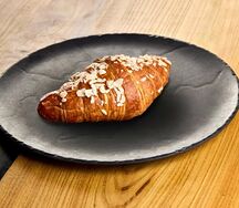 Круассан с миндальным кремом и малиной