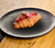 Круассан с миндальным кремом и свежей клубникой 