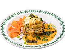 Драники из цукини и киноа с лососем и яйцом пашот