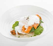 Яйцо Бенедикт с лососем и соусом блючиз