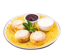 Сырники со сметаной и ягодным соусом