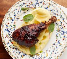 Ножка индейки в соусе хойсин и картофельное пюре