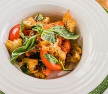 Деревенский салат из томатов и поджаренной чиабатты