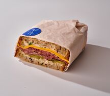 Сэндвич на тартине Крок-мен с пастрами