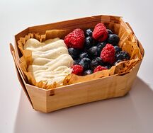 Пудинг Французский с ягодами и кремом пломбир