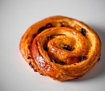 Улитка с заварным кремом и золотым изюмом