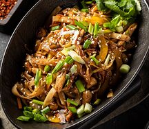 Лапша удон с курицей и овощами