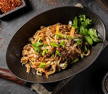 Лапша удон с уткой по-пекински и овощами