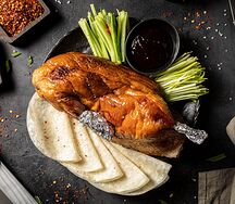 Утка по-пекински (половина, не разделанная) с соусом, овощами и блинчиками