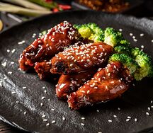 Куриные крылья в кисло-сладком соусе с броколли