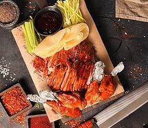 Утка по-пекински с соусом, овощами и блинчиками