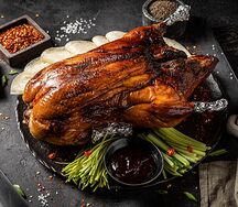 Утка по-пекински не разделаная с соусом, овощами и блинчиками