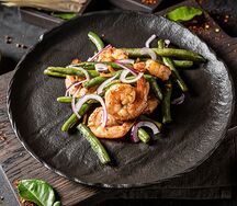 Жареные креветки со стручковой фасолью
