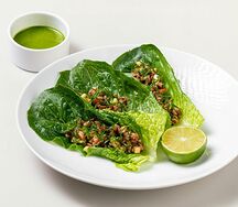 Тако на листьях романо с тартаром из пекинской утки