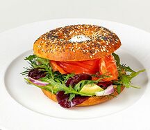 Бэйгл с лососем домашнего посола