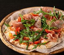 Пицца пармская ветчина и рукола римская