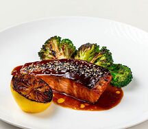 Лосось терияки на гриле с брокколи